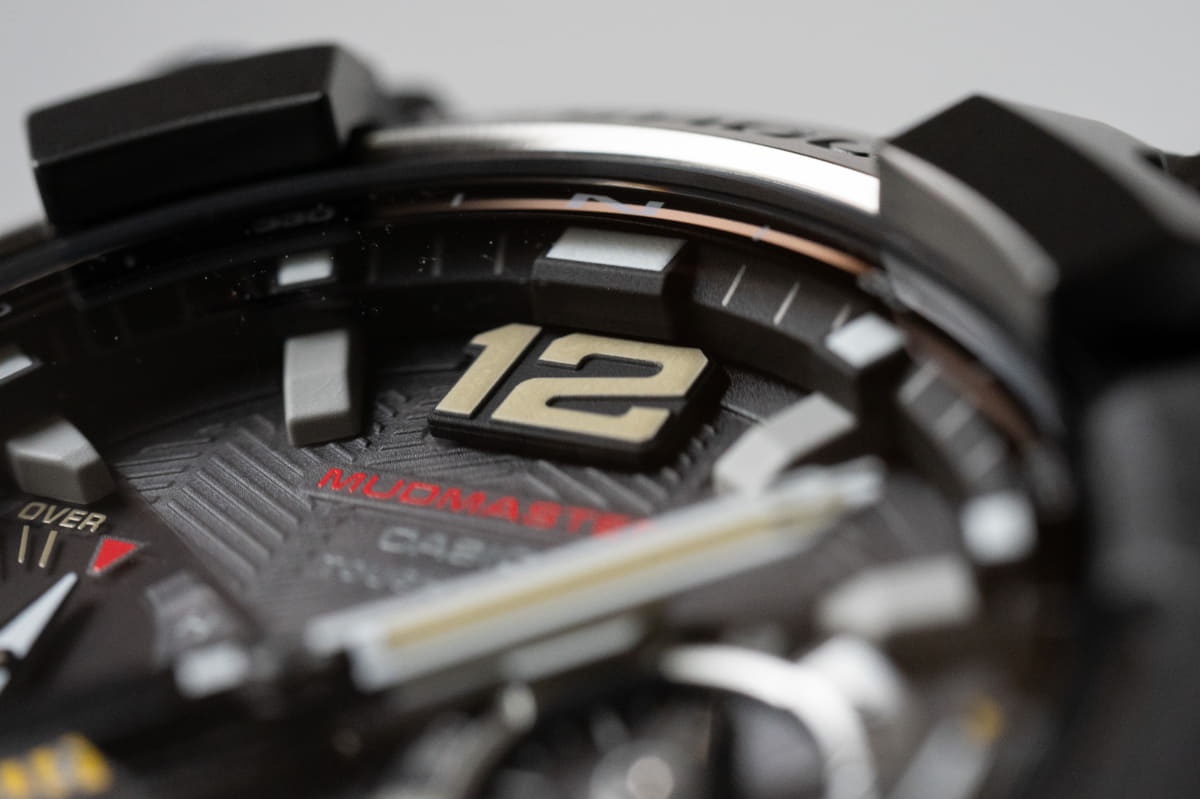 夜光塗料が塗布されたアラビア数字はビンテージ調のカラーです。夜光塗料はミニッツトラックの上にあるインデックスにも塗布されています