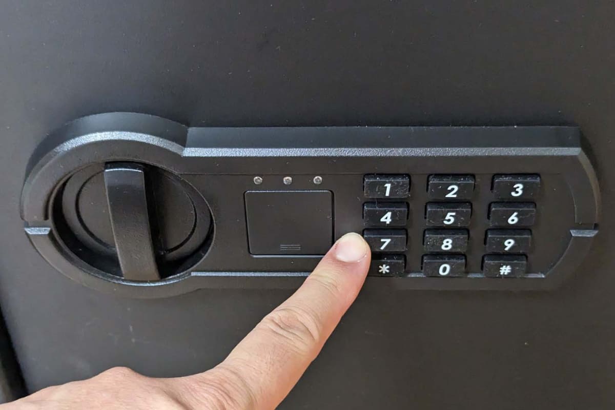 テンキーで解錠する方式。単三電池で駆動する