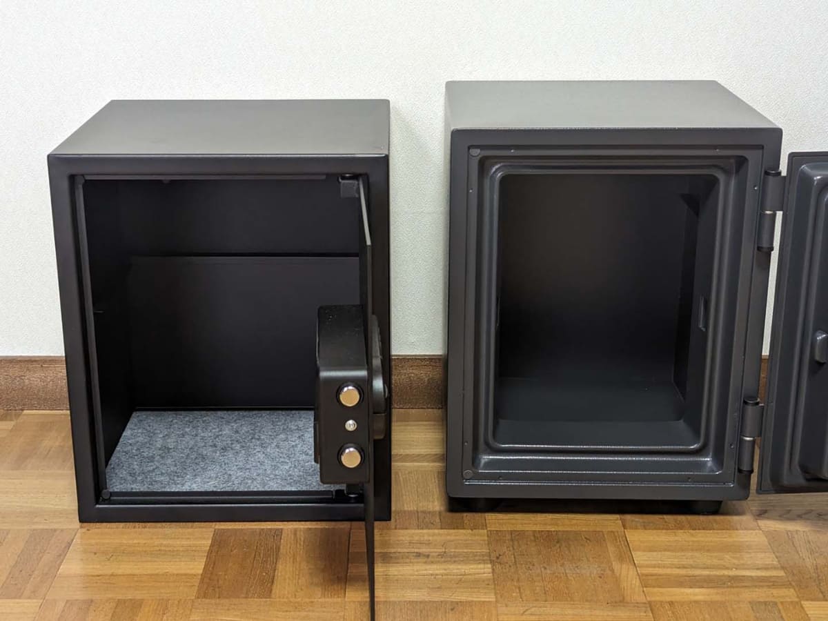 左がAmazonベーシック「42SAM」、右がエーコー「BES-8」。壁面の厚みがまったく異なることが分かる