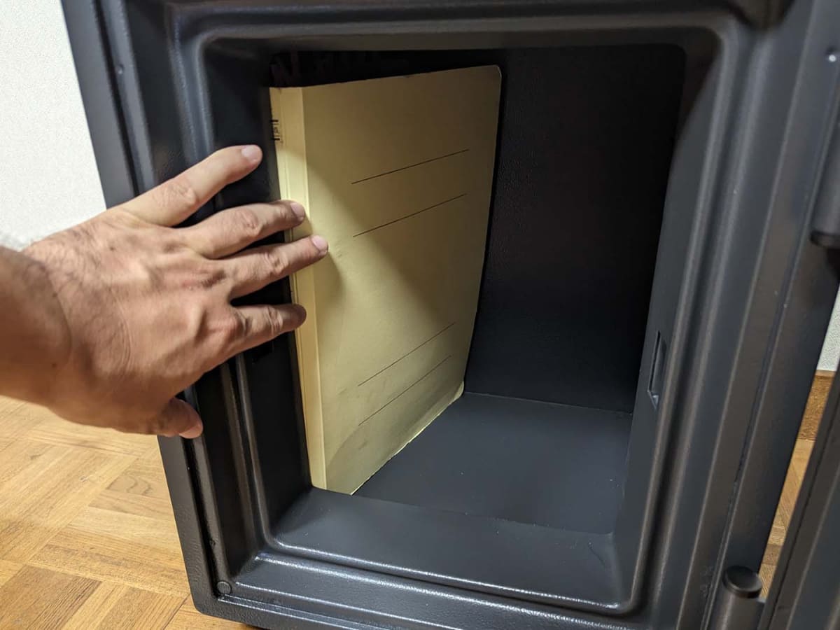 奥行きの短いA4の紙ファイルならばなんとか収納可能