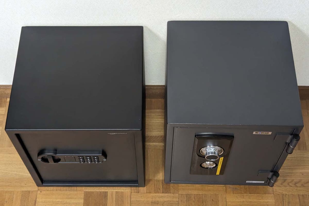 外寸だけ見ると両者の奥行きはおおむね同等