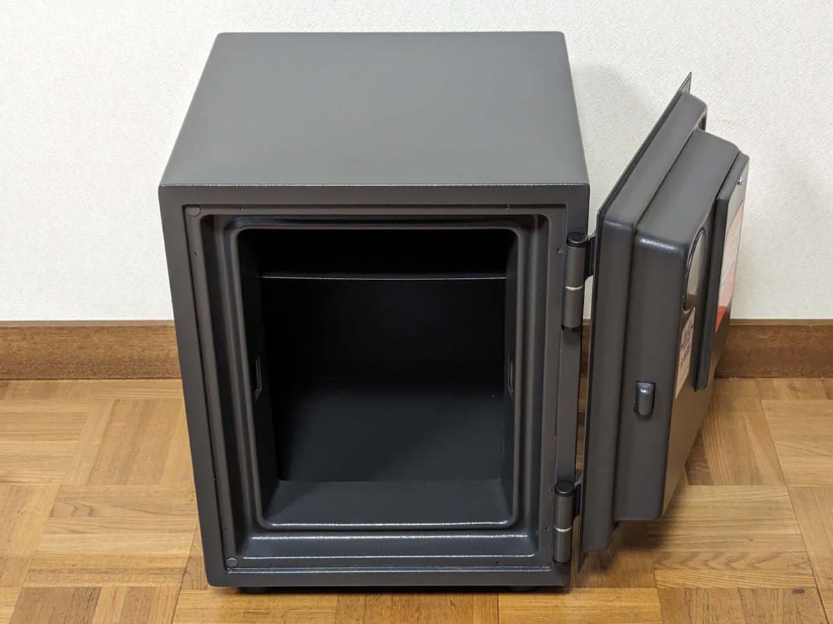 今回筆者が購入したエーコー「BES-8」は、A4サイズを縦向きに収納できる耐火金庫ながら、実売2万円前後というリーズナブルな価格が特徴。容量が限られていることさえ許容できればおすすめの1台です