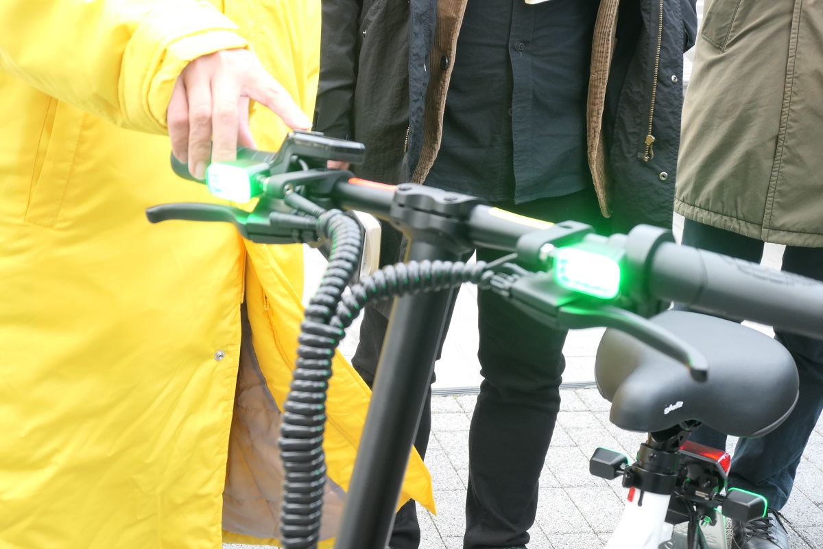 車道専用モードでは緑色に点灯