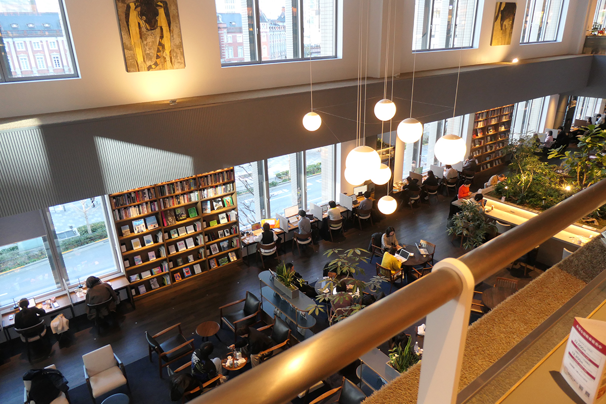 丸の内店は吹き抜けになっており、2フロア構成