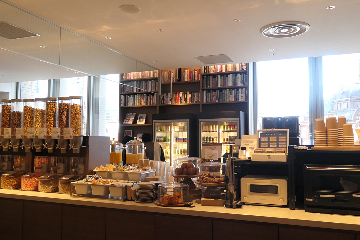 フリードリンクやスナックを豊富に用意