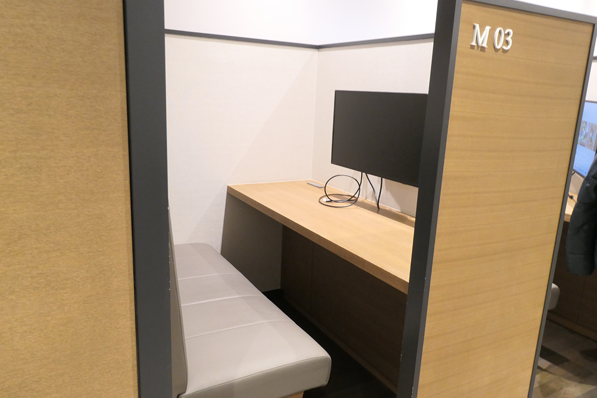 モニターがあり半個室として利用できる