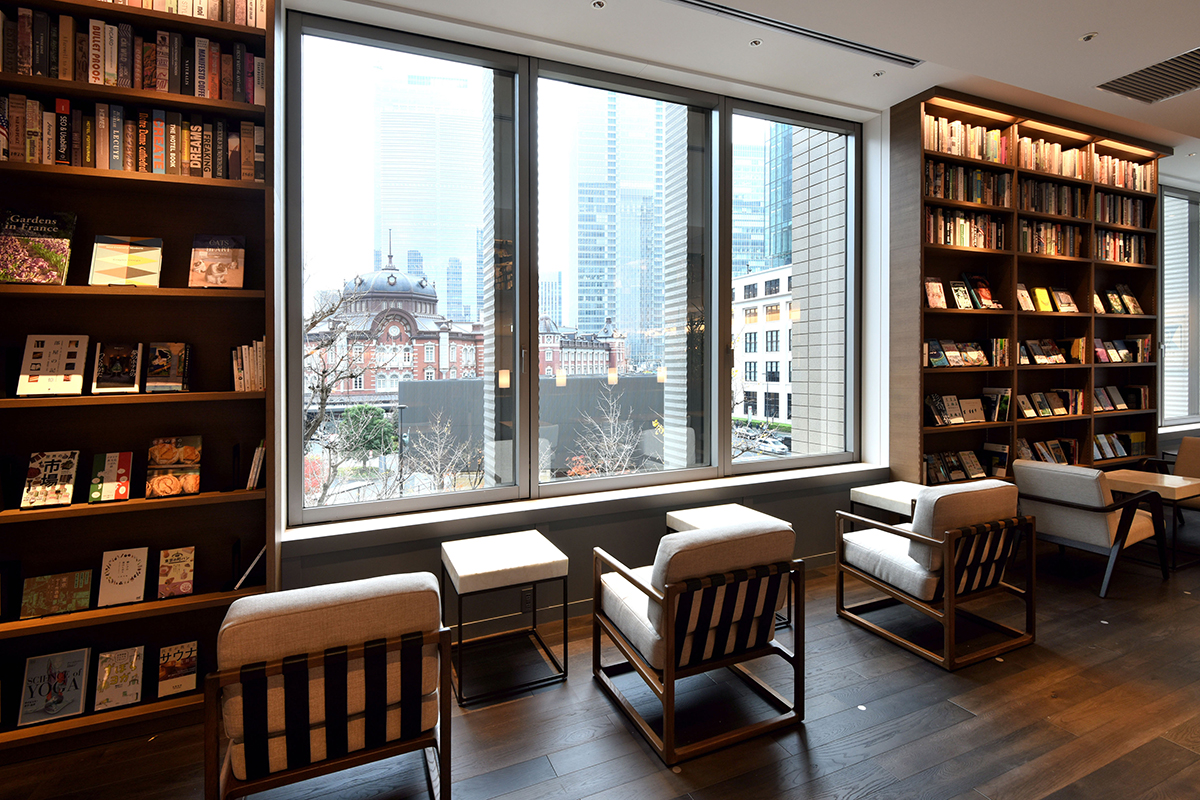 丸の内店は、窓から東京駅丸の内駅舎が見える