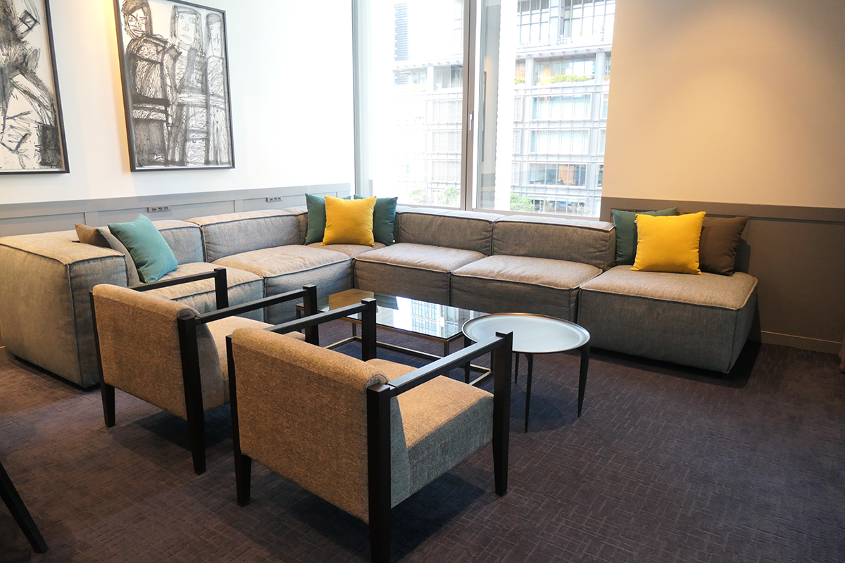 会議室はSHARELOUNGEの利用料込みで、8名個室が1時間7,150円、10名個室が1時間9,900円