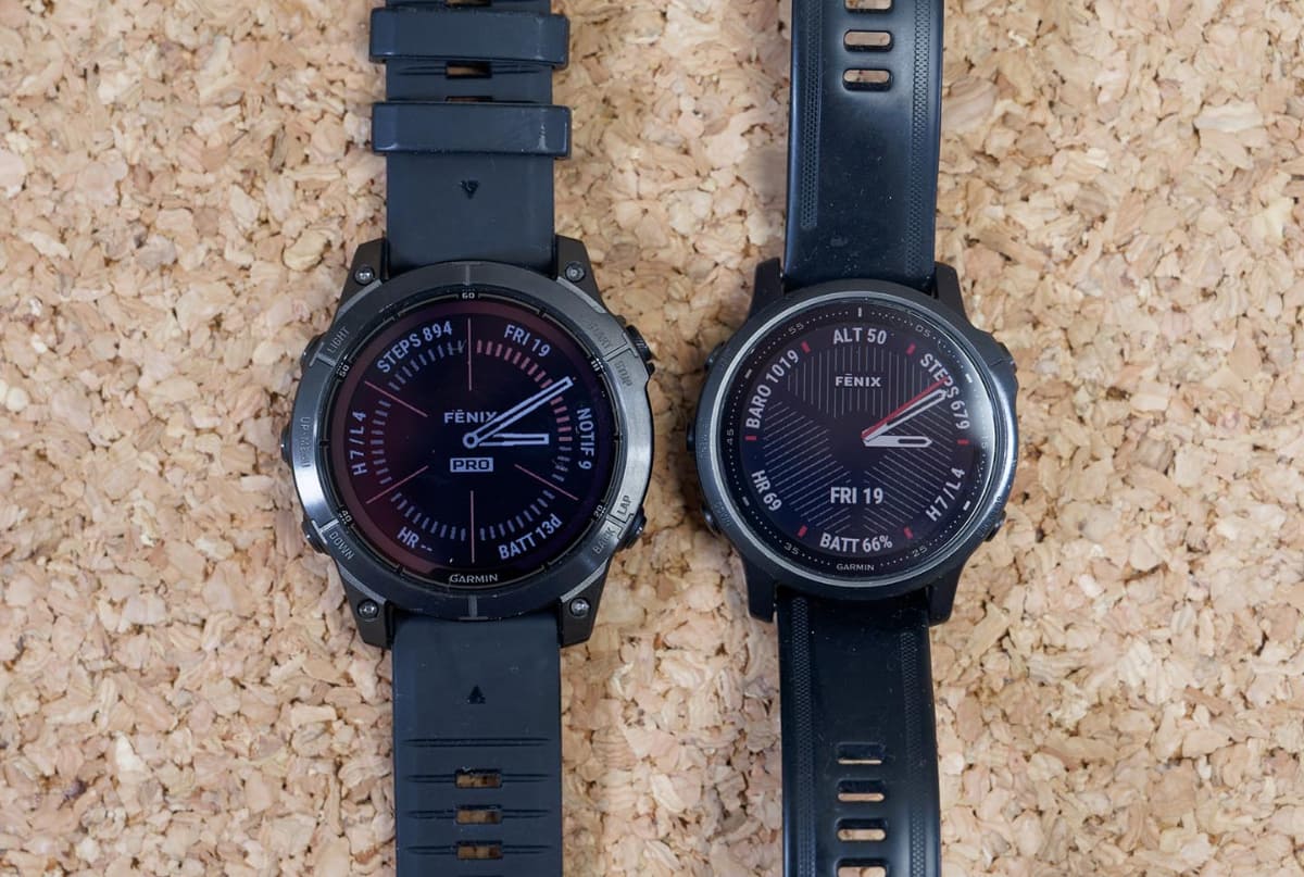 47mm、1.3型、260×260ドットのfēnix 7 Pro(左)と、42mm、1.2型、240×240ドットのfēnix 6S(右)