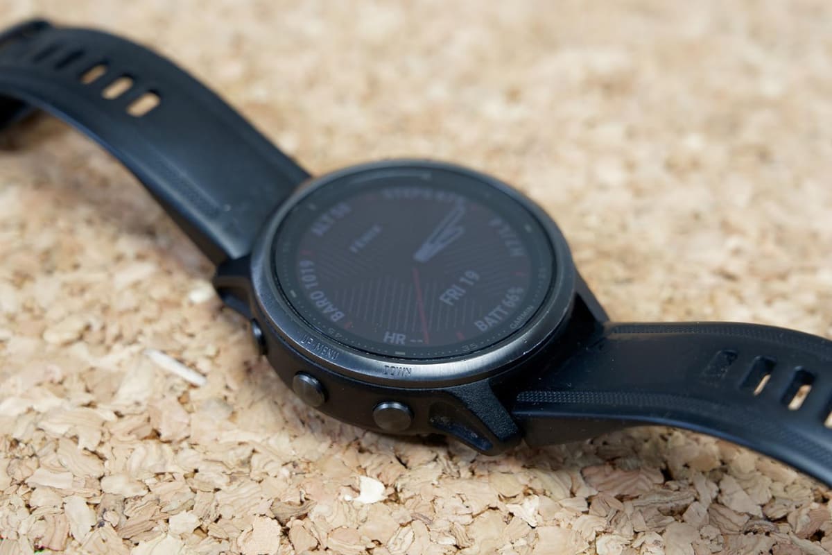 fēnix 6Sのディスプレイ面には傷なし。よく見るとベゼルのエッジが荒れているかな、というくらい