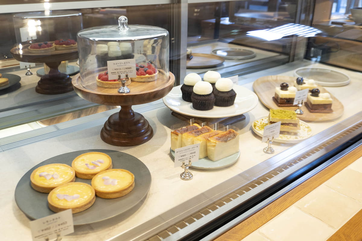 ケーキなどを販売