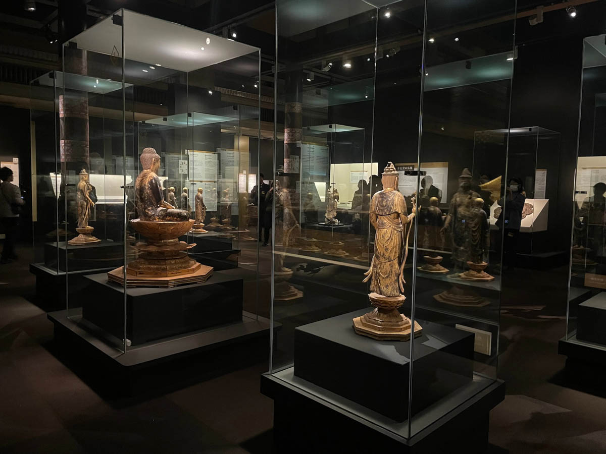 各像は360度の全周から拝観できる