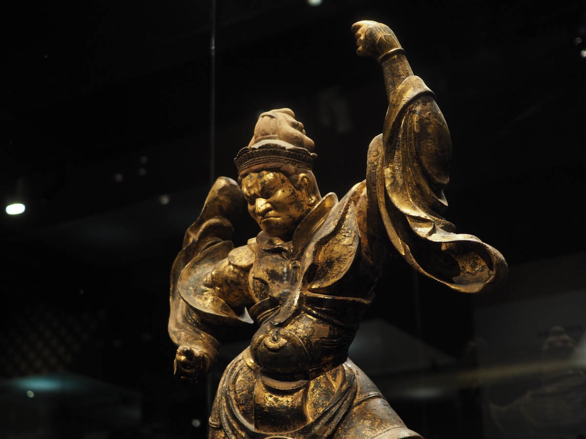 一瞬を切り取ったかのような、写実的な造形の《持国天立像》(中尊寺金色院蔵)