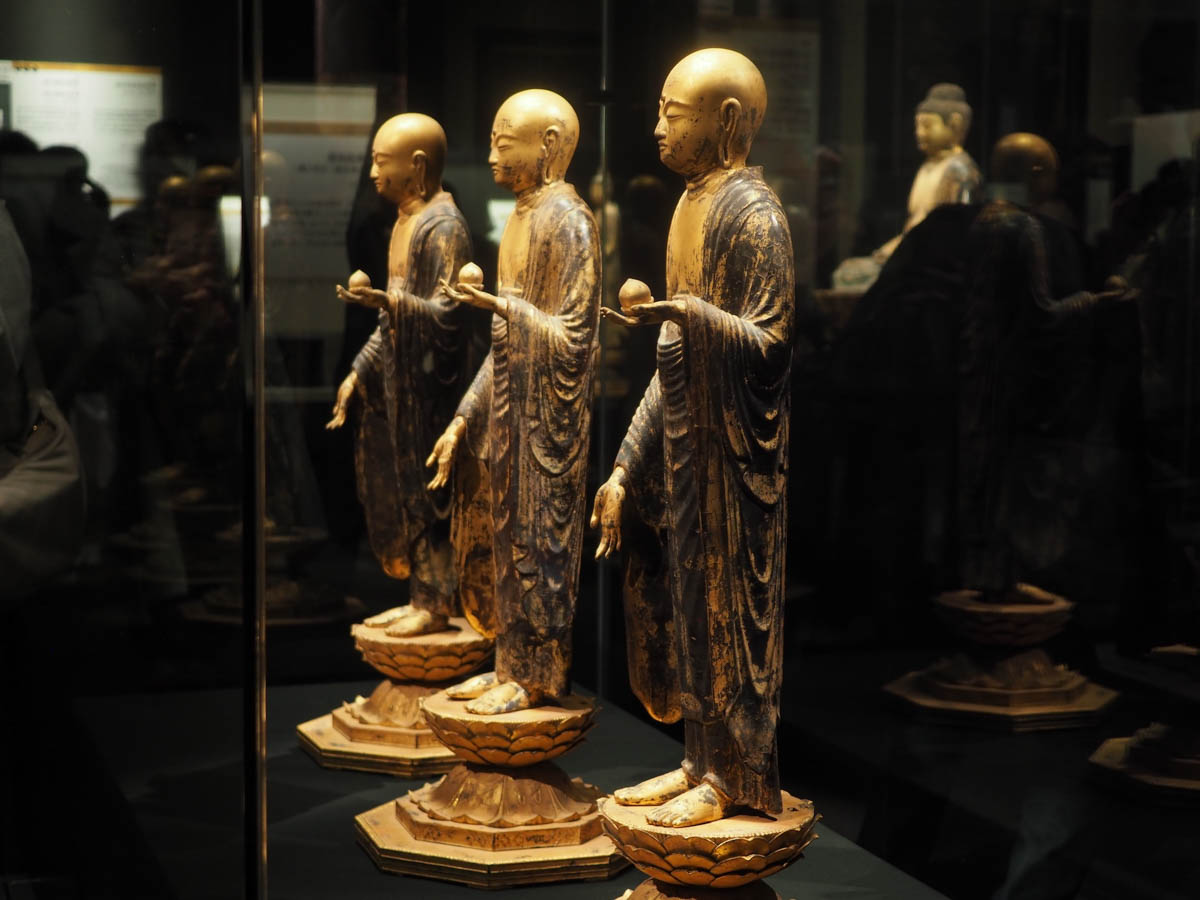 《阿弥陀如来坐像》や観音菩薩と勢至菩薩の阿弥陀三尊像よりも、一世代後の造像と推定される《地蔵菩薩立像》(中尊寺金色院蔵)