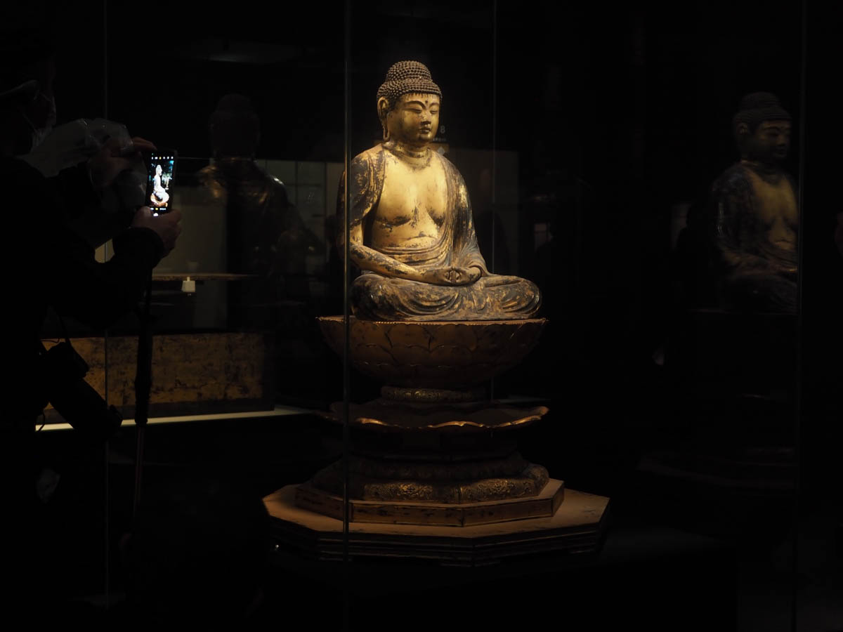 全11体の中心に配置されている《阿弥陀如来坐像》(中尊寺金色院蔵)