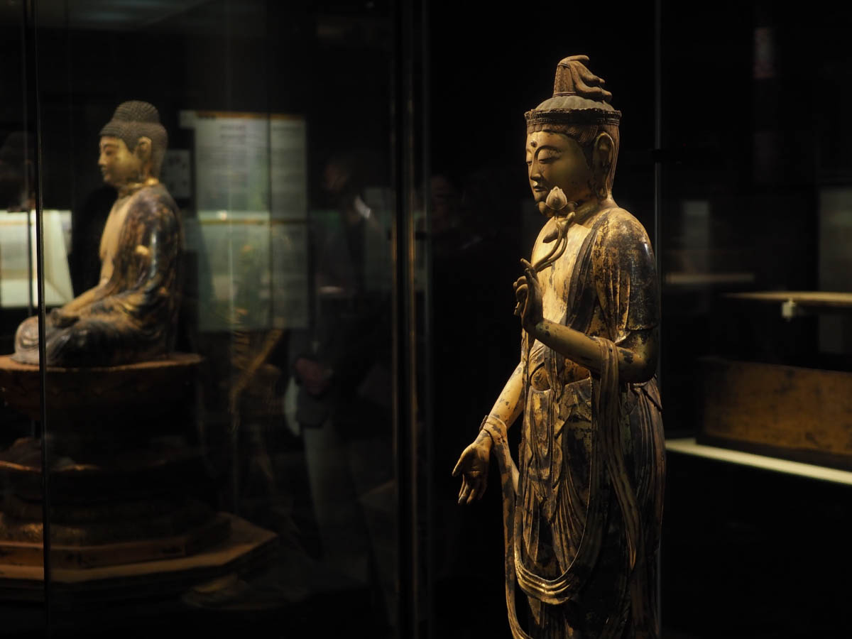 《観音菩薩立像》は、《阿弥陀如来坐像》の左側(観覧者から見て右側)に配置されている