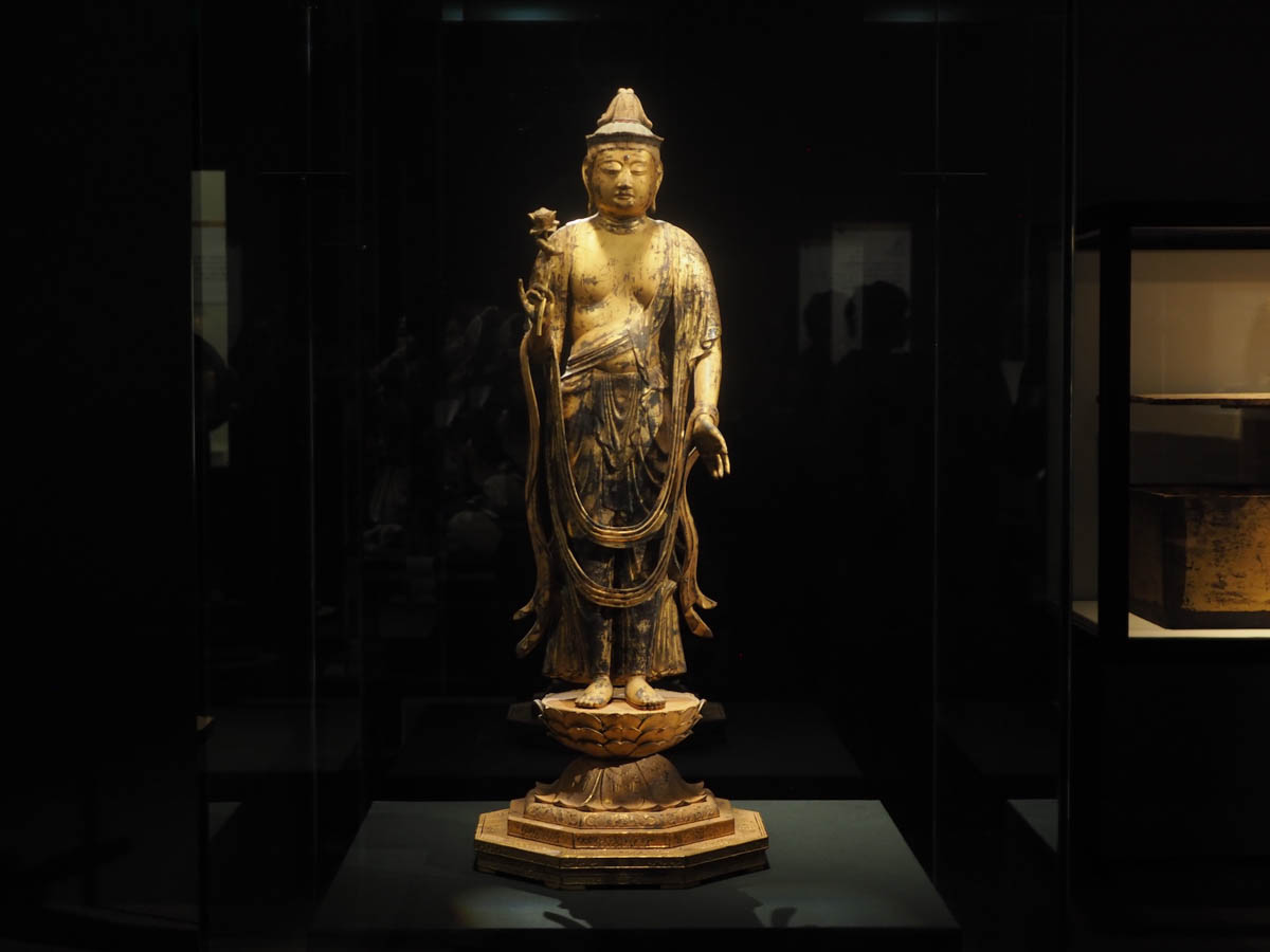 同じく右側に立つのが《勢至菩薩立像》(中尊寺金色院蔵)