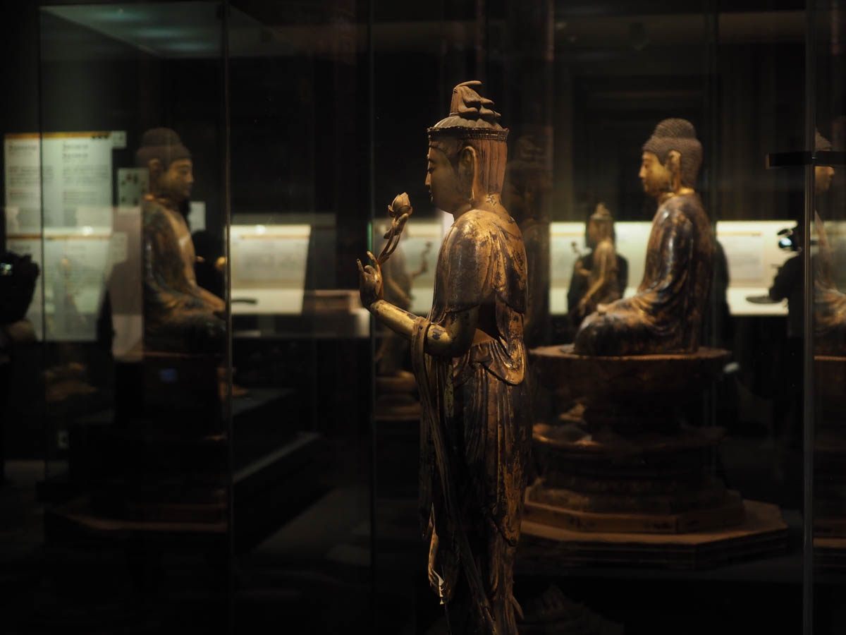 それぞれの仏像を、360度ぐるりと回って見られる貴重な機会