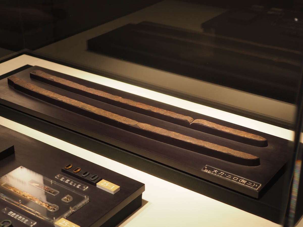 太刀や金塊など副葬品の一部も展示されている。展示風景より