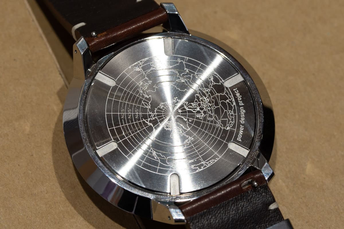 背面の世界地図で大まかな緯度を確認できる