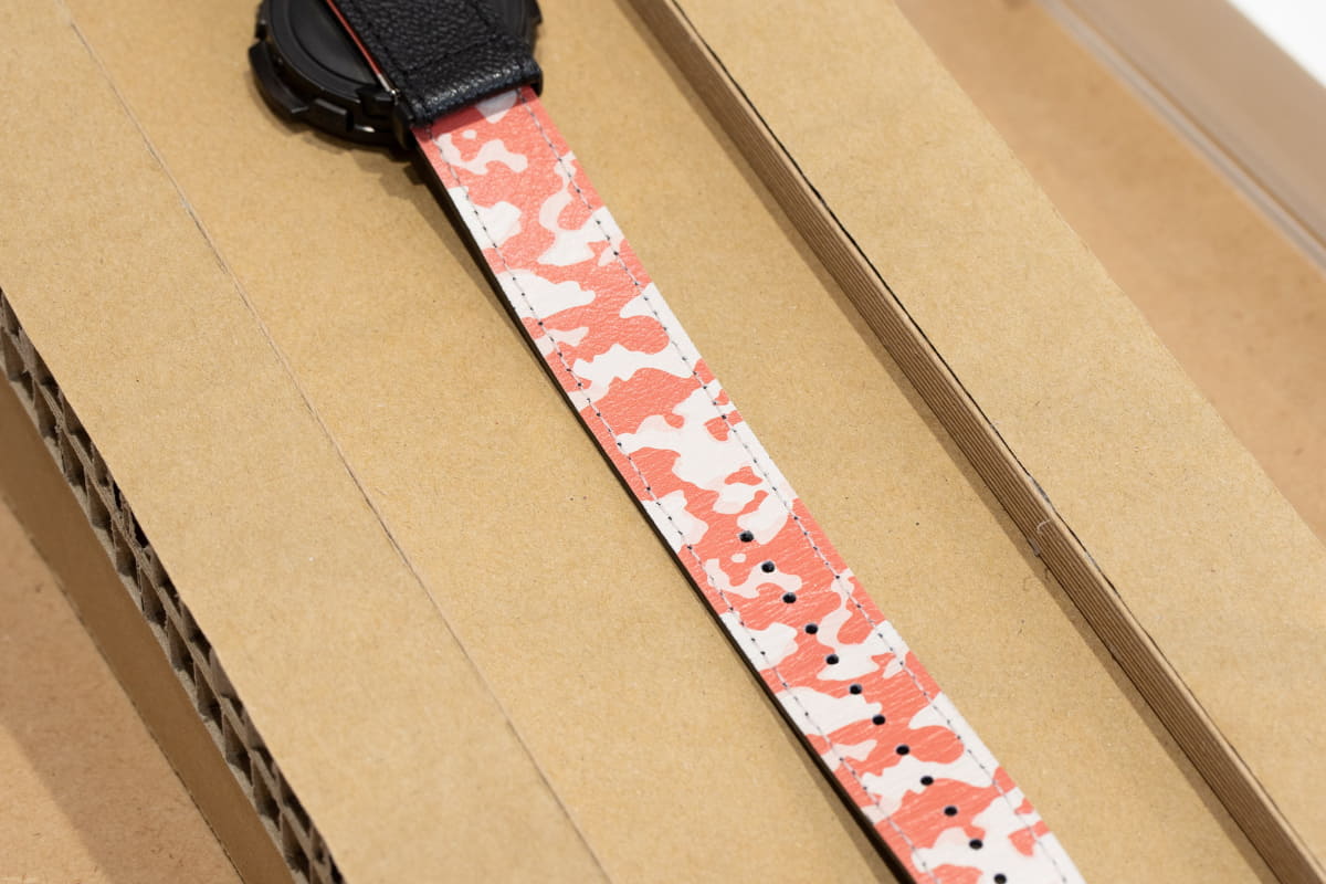 ストラップは神戸牛製で、裏面はお肉をイメージしたグラフィックになっている