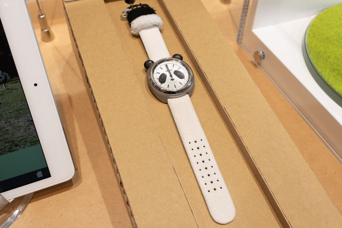 ストラップも起毛素材となっている