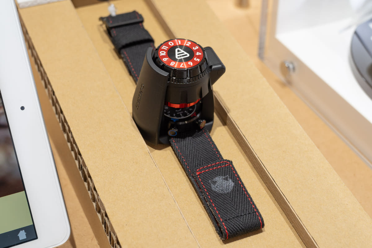 鬼が交代しても簡単に外せるようにストラップの固定は面ファスナー式。こちらは「赤鬼」バージョンだ