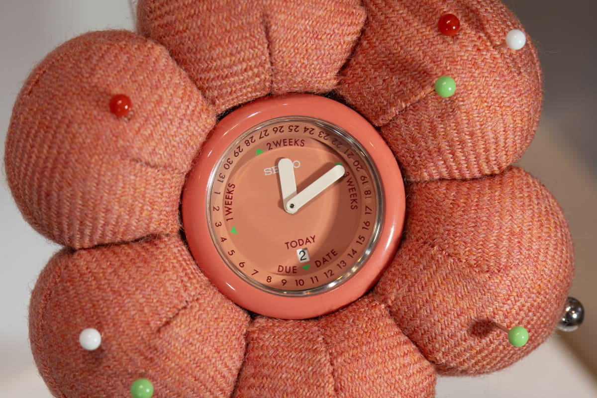 文字盤外周を回すことで日数のカウントダウンが可能