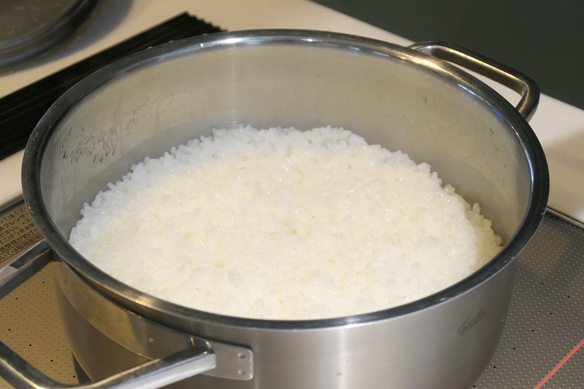 ワイドコンロの炊飯モードで炊いたごはん。一粒一粒にツヤとハリがあり、見た目から美しい