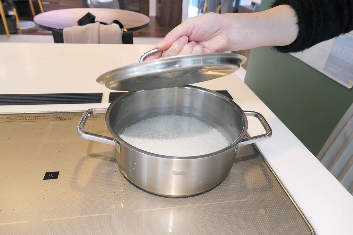 自動で熱加減を調整する「炊飯」モードも搭載