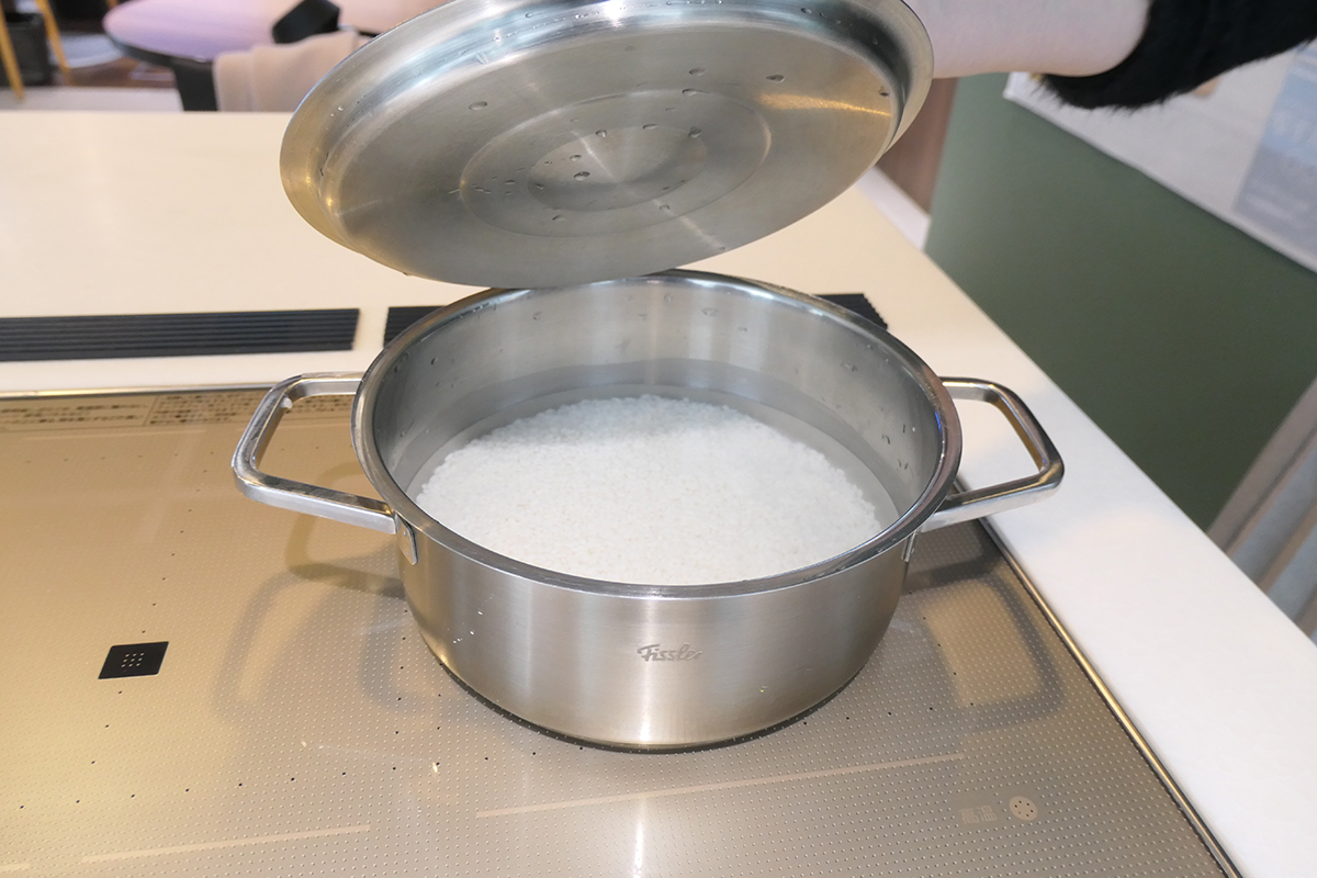 今回は説明書通りに30分の浸水をしましたが、時間がない場合は浸水なしでもそれなりに美味しく炊飯ができるそう