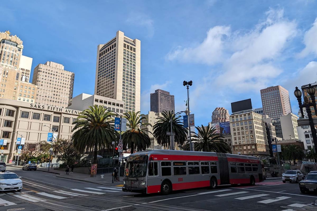 2024年1月、米カリフォルニア州サンフランシスコ中心部のユニオンスクエア。以前と比べて平日の日中に出歩く人はほとんどおらず、観光名所のケーブルカーも行列なしですぐに乗れるほど閑散としていた