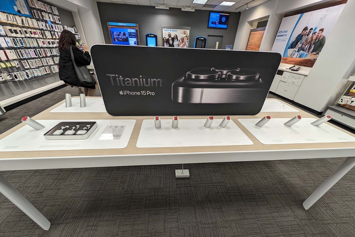 先日、サンフランシスコ市内のAT&T店舗へ回線契約の変更のために訪問したら、iPhoneを含む高価なスマートフォン機種はすべて店舗から撤去されて展示されていない状態だった。これも自衛手段の一種なのかもしれない