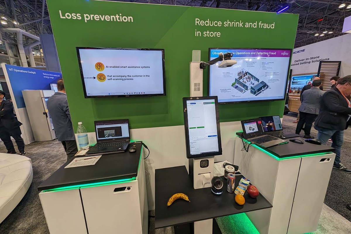 NRF 2024での富士通ブース。このほか、セルフレジやスマートカートを展示する各社でも同様のデモが行なわれていた