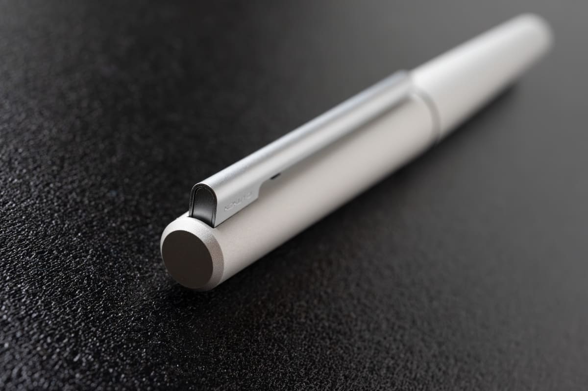 アルミ無垢材から作られたキャップ