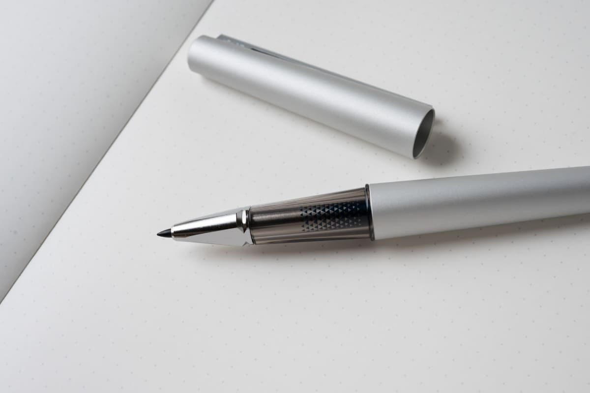 グリップはクリアパーツでリフィルの柄が見えます