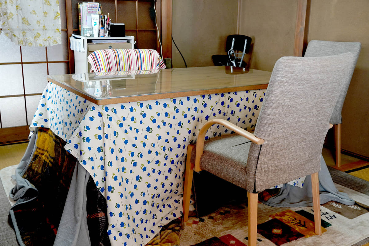 ずっとコタツで過ごしてきた両親だけに、高いテーブルでもコタツになる商品をセレクト