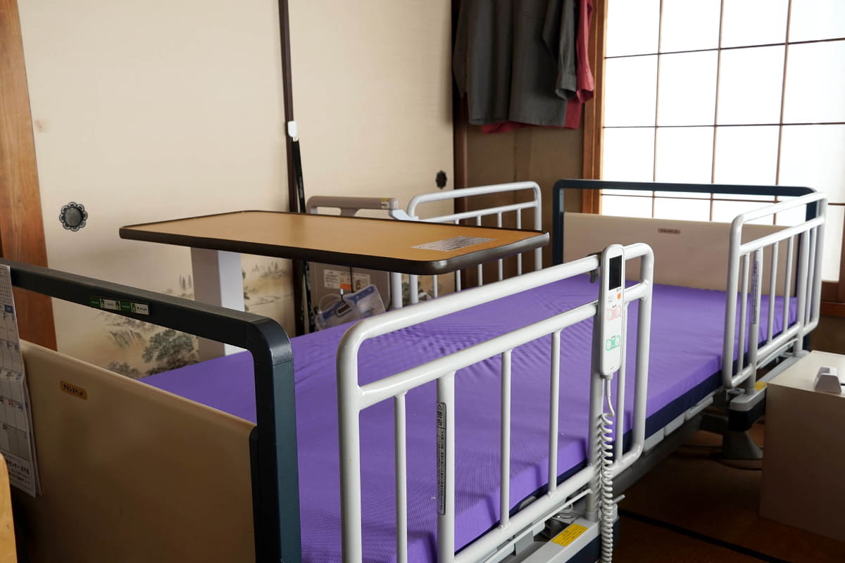 退院直前に搬入した介護ベッド。マットレス、サイドレール、テーブルと安心のフル装備に