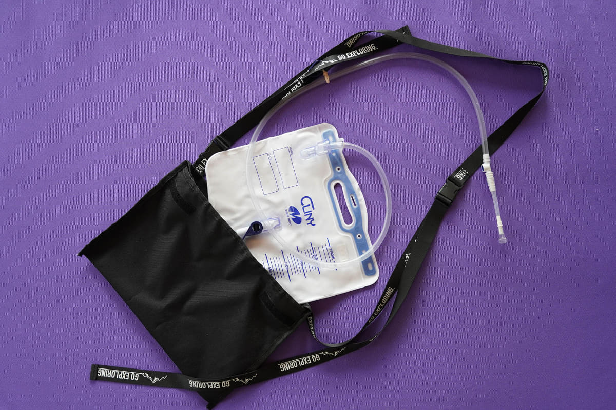 100均で材料を揃えて手作りしたショルダーバッグ。逆流を防ぐため、斜めがけをした時にバルーンがヒザあたりにくるようにストラップは長さ調整ができるようにした