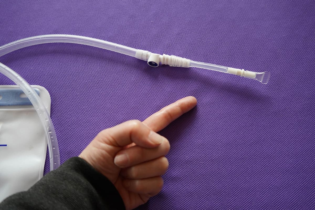 指を差している先端の管部分がアダプター。バルーンに装着すれば直接DIBキャップに繋げることができる
