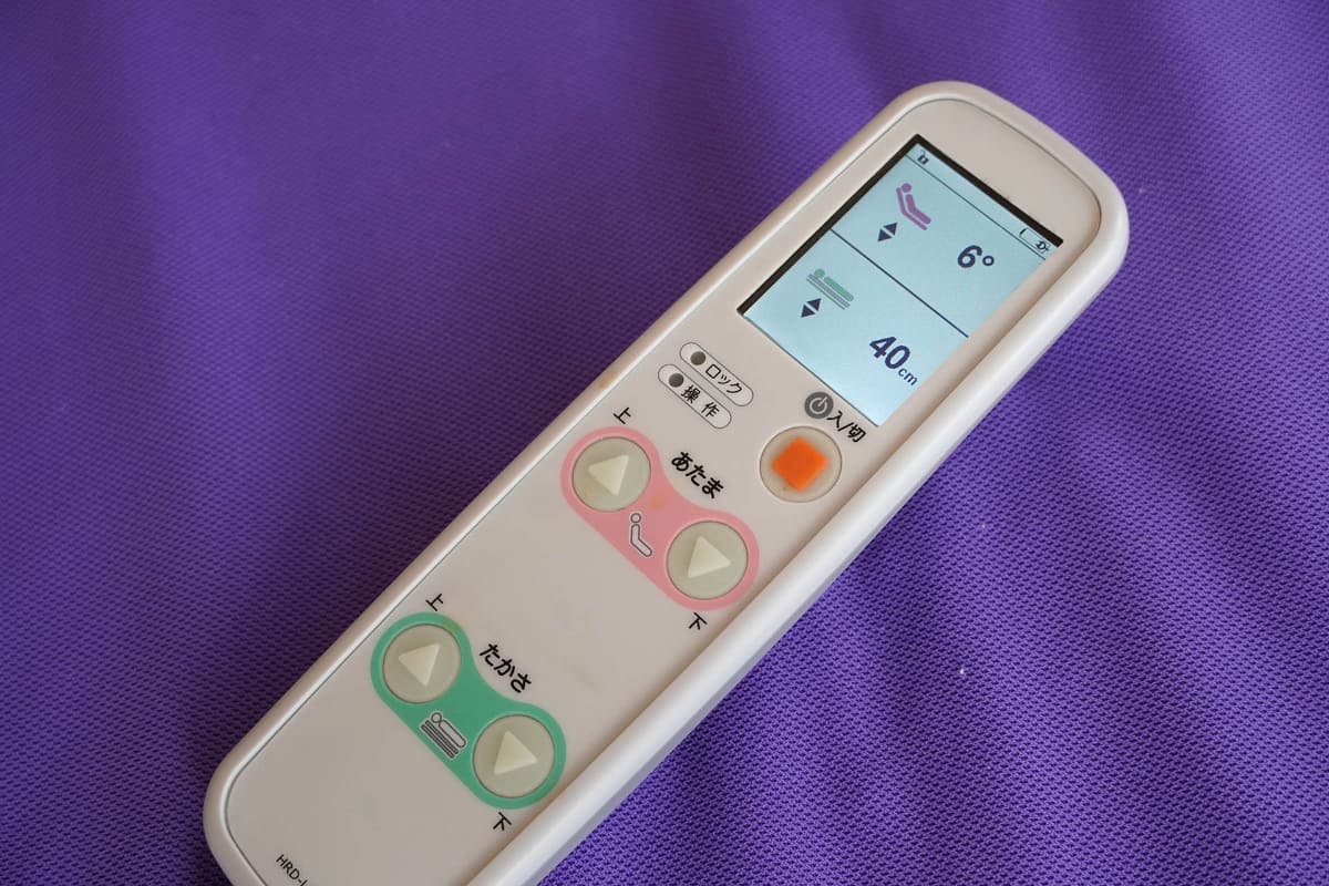 介護ベッドのリモコン。退院当初は高さと頭以外に足元が上下する3モーターだったが、ほとんど使わなかった足元のモーターを外して2モーターに変更