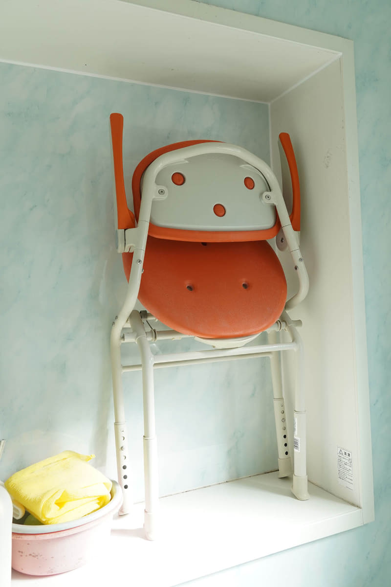 全然関係ないけど、筆者は折りたたんだシャワーチェアを見るとおとぼけ顔でバンザイしているように見えて、見るたびに癒やされている。こういう意図があってのデザインなのか?