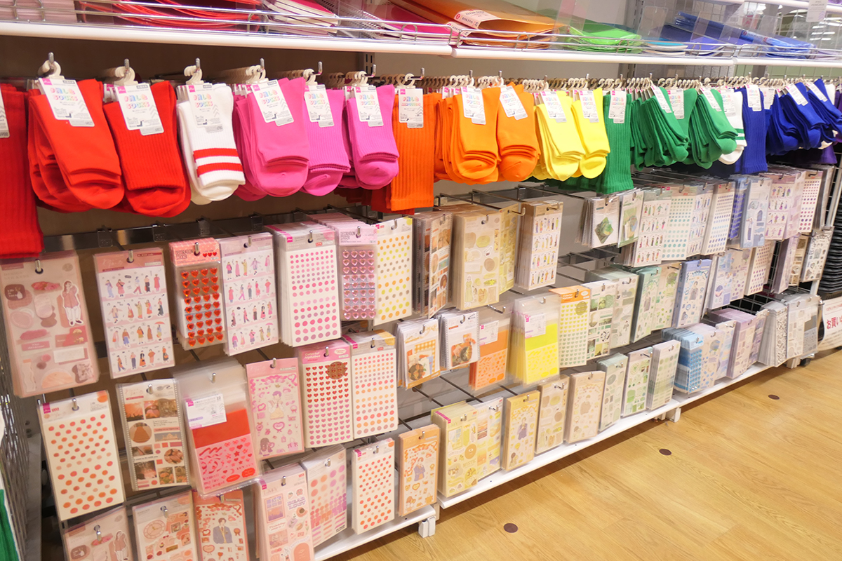 DAISO 東武池袋店内の推し活コーナー。色ごとに商品を陳列