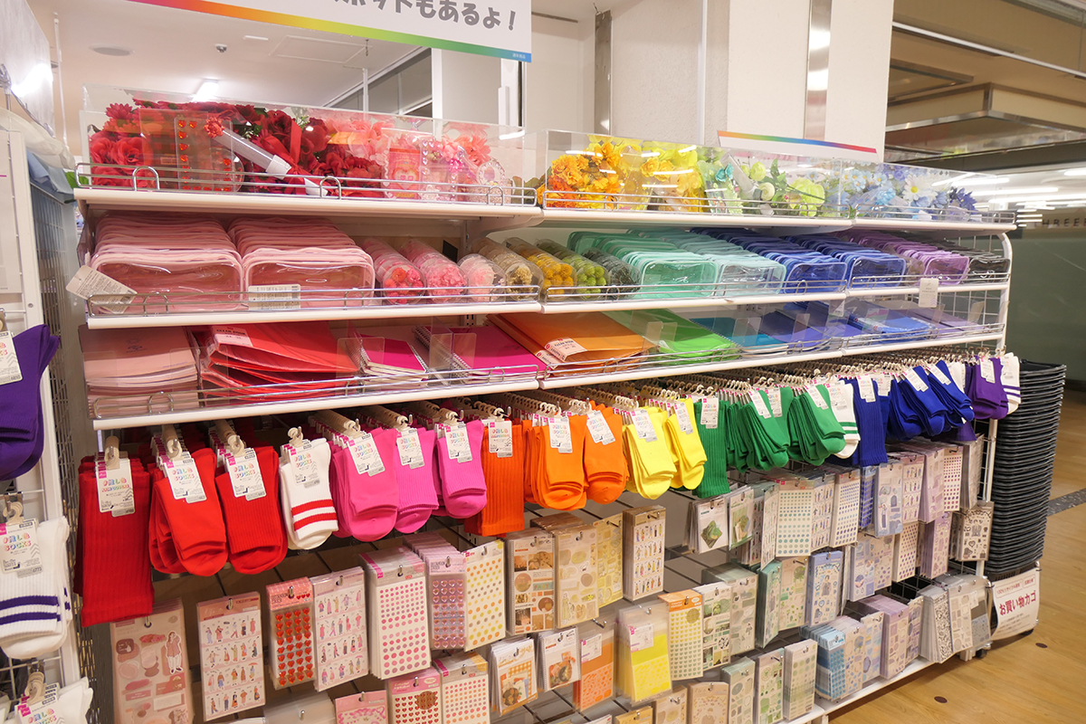 推し活コーナーはダイソーに珍しく、カテゴリ横断で商品を陳列。ペンケースや靴下、シール、造花が同じエリアにあります