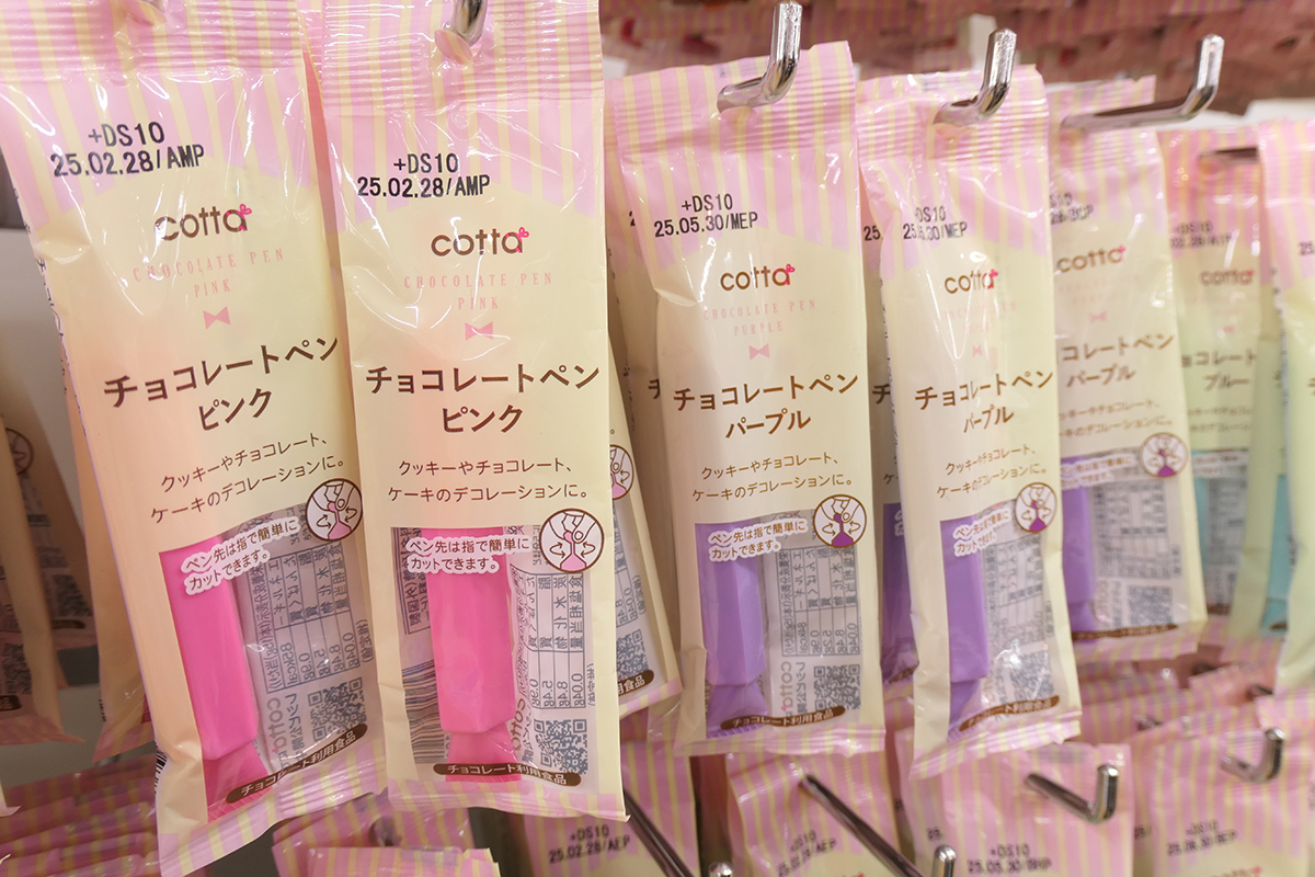 取材時はバレンタイン前だったので製菓コーナーも盛り上がっており、今年は推し活需要に合わせてチョコレートペンのカラーバリエーションも増やしています