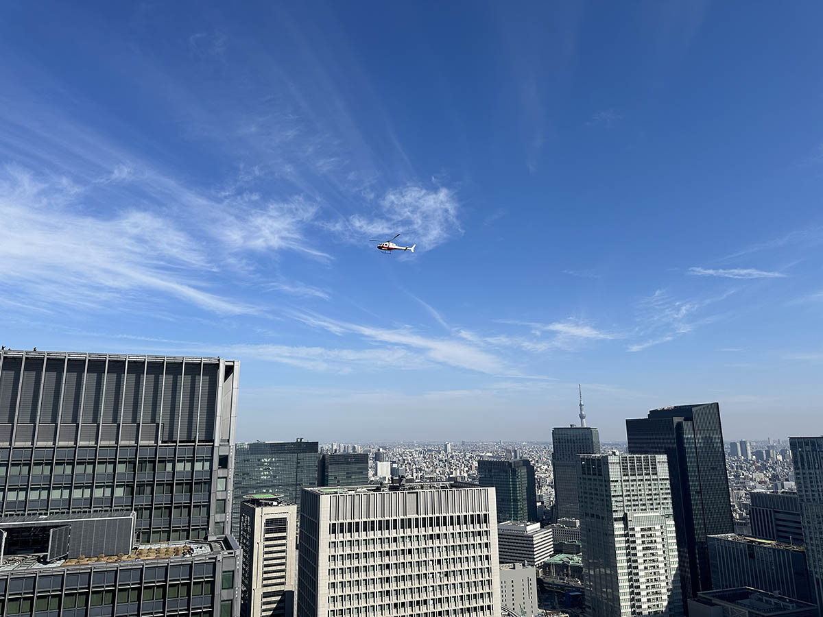 新丸ビル屋上に着陸しようとするヘリコプター(提供：三菱地所)