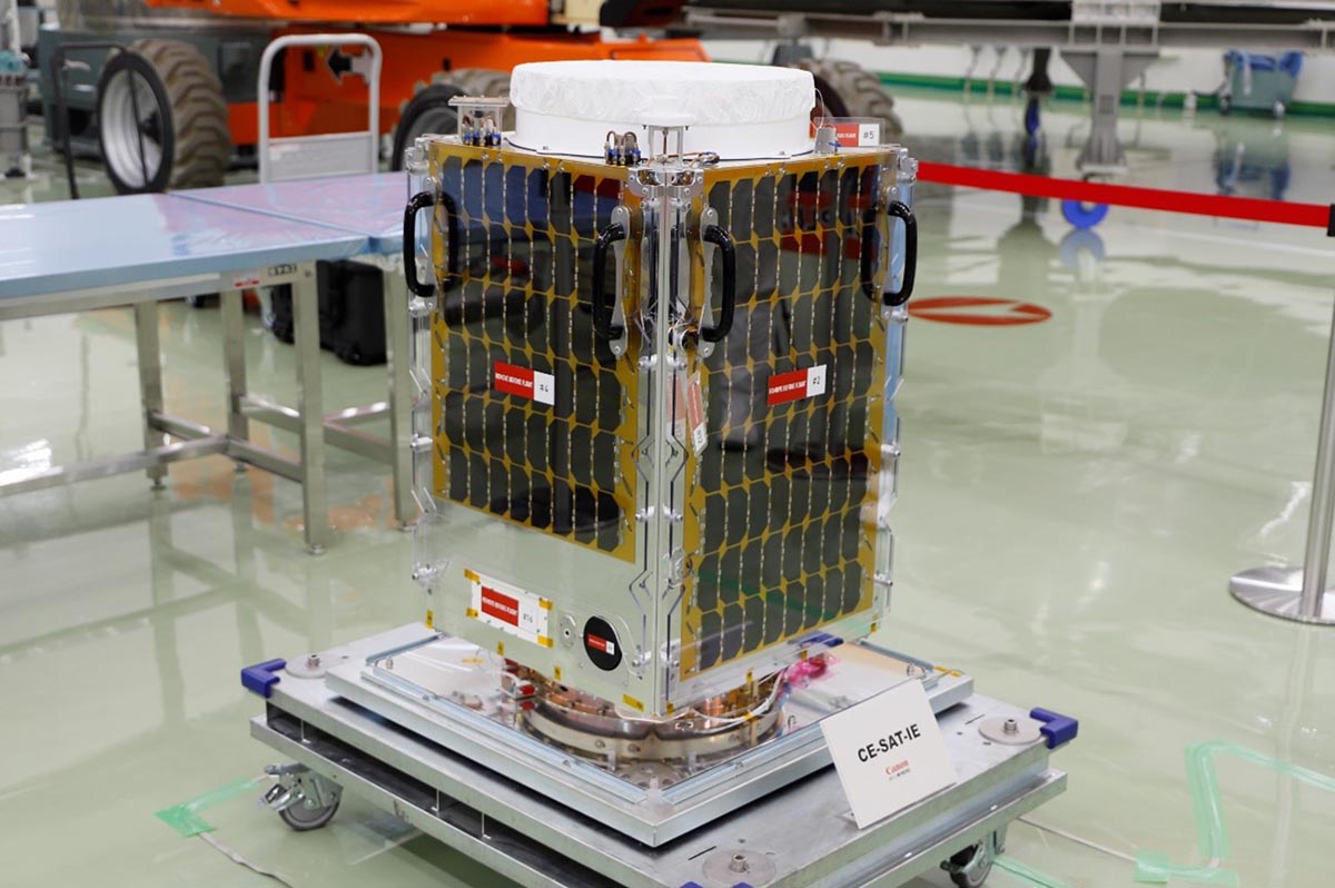 キヤノン電子の超小型衛星「CE-SAT-IE」(写真提供:JAXA)