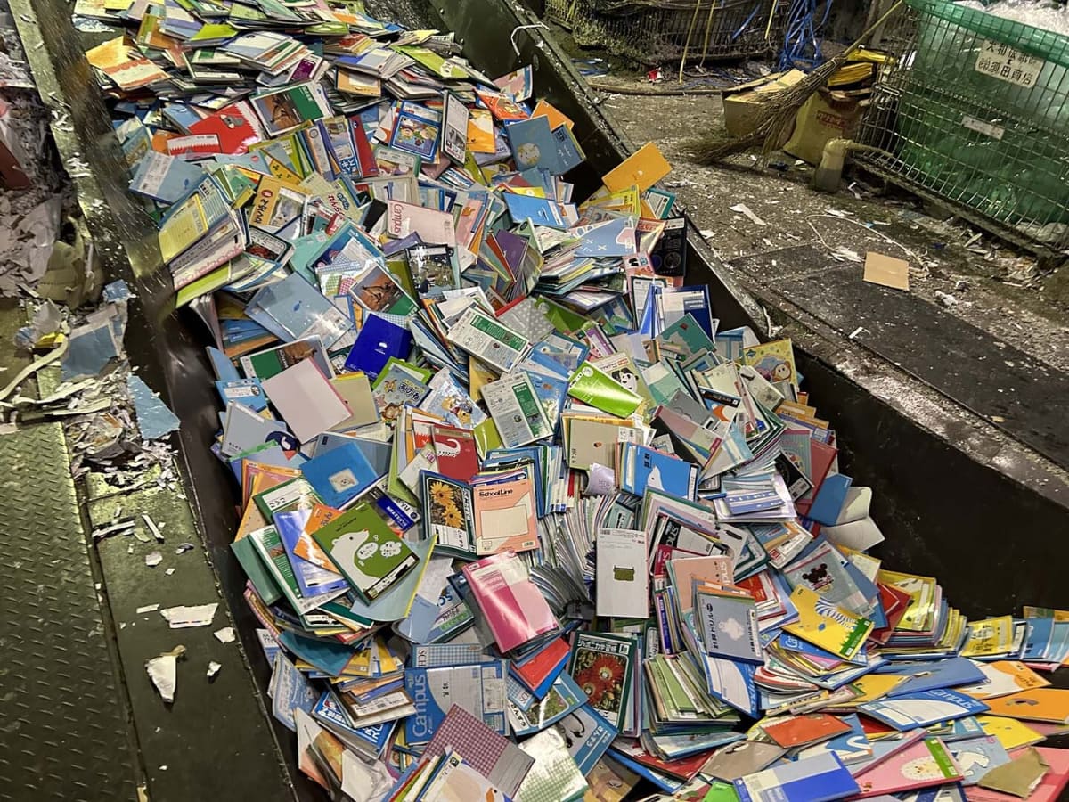 製紙会社で回収されたノートが溶かす工程に入る様子