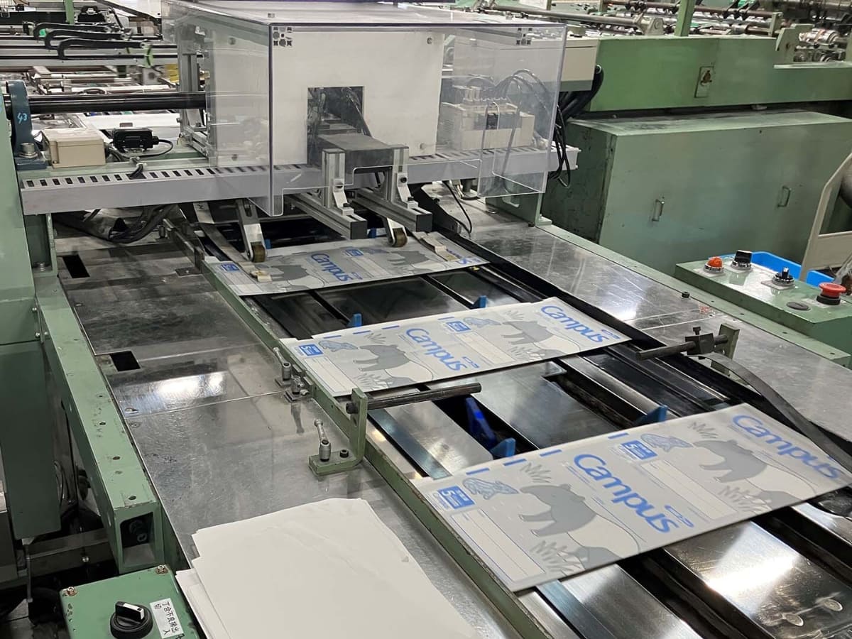 コクヨ工業滋賀でノートを作っている様子