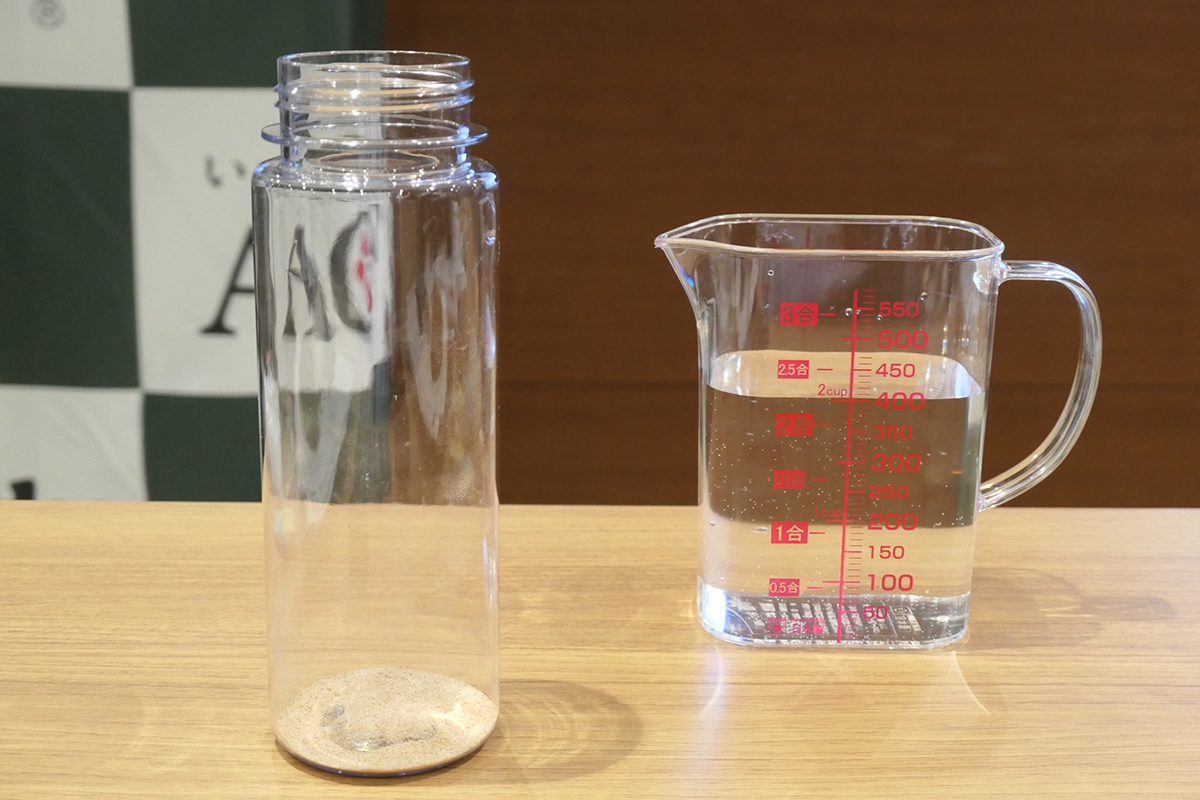 ボトルにパウダーを投入